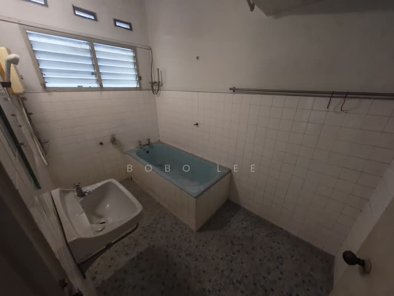 Rumah Berkembar untuk Dijual di Jalan Klang Lama (Old Klang Road) (Kuala Lumpur) - Bobo Lee - Bathroom - PropertyGuru.com.my