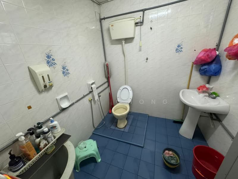 Semi-Detached House for Sale in Taman Overseas Union (Taman Oug) (Jalan Klang Lama (Old Klang Road)) - Yenn Chong - Bathroom - PropertyGuru.com.my