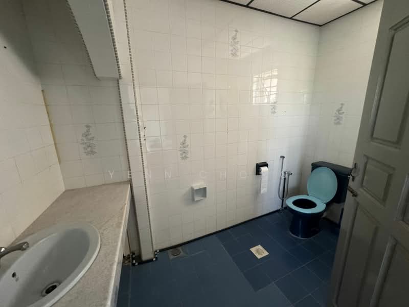 Semi-Detached House for Sale in Taman Overseas Union (Taman Oug) (Jalan Klang Lama (Old Klang Road)) - Yenn Chong - Bathroom - PropertyGuru.com.my