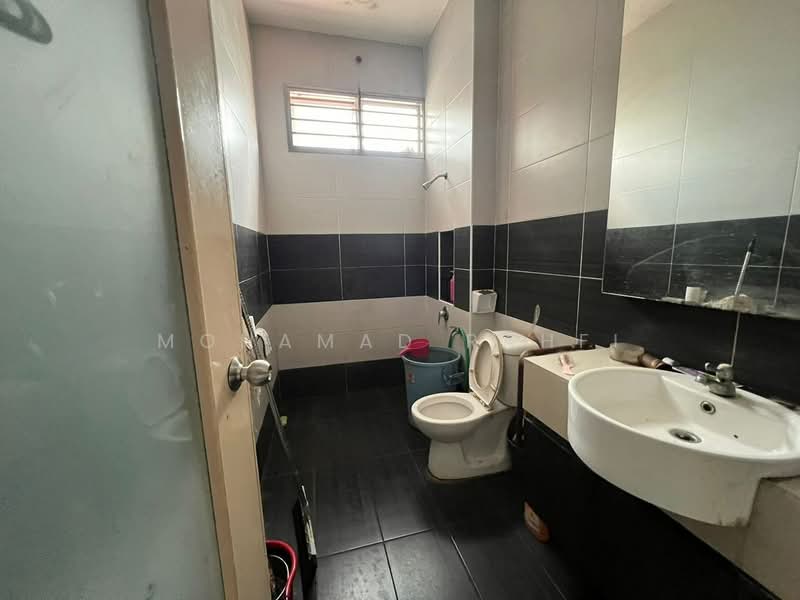 Semi-Detached House for Sale in Bandar Putra (Kulai) - Mohamad Rahfi - Bathroom - PropertyGuru.com.my