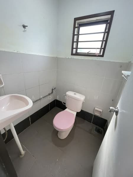 1-storey Terraced House for Rent in Kampung Dato' Ahmad Razali (Dengkil) - Aaden Lim - Bathroom - PropertyGuru.com.my