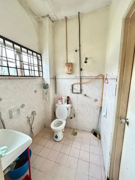 Rumah Teres 2 Tingkat untuk Dijual di Bandar Putra (Kulai) - Azlan Ismail aiproperty - Bathroom - PropertyGuru.com.my