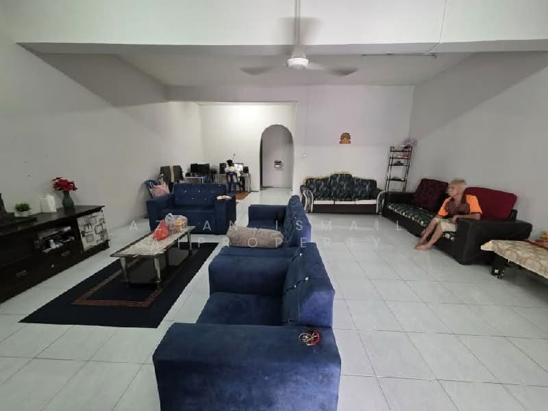 3-storey Terraced House for Sale in Taman Pulai Utama (Skudai) - Azlan Ismail aiproperty - Living Room - PropertyGuru.com.my