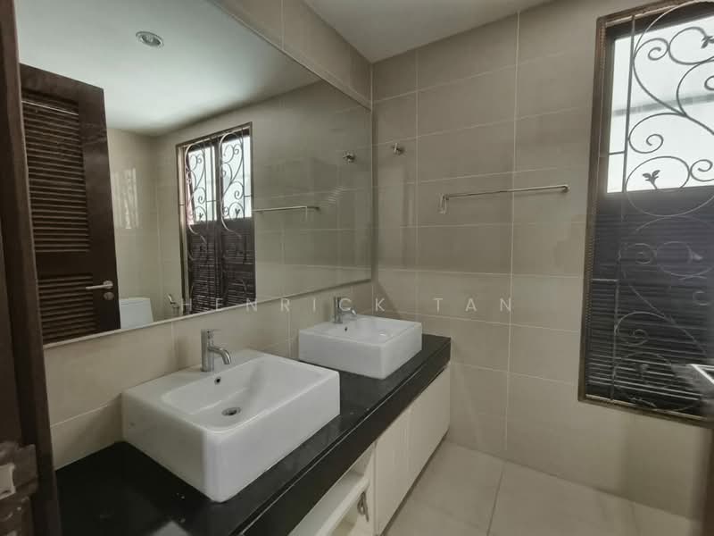 Rumah Teres 2 Tingkat untuk Dijual di Bandar Kinrara Seksyen 8 (Bandar Kinrara) - Henrick Tan - Bathroom - PropertyGuru.com.my