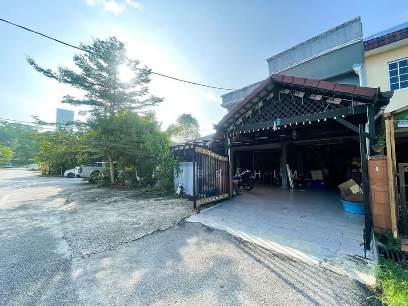 2-storey Terraced House for Sale in Seksyen 4 (Shah Alam) - Azli Ibrahim - Exterior - PropertyGuru.com.my