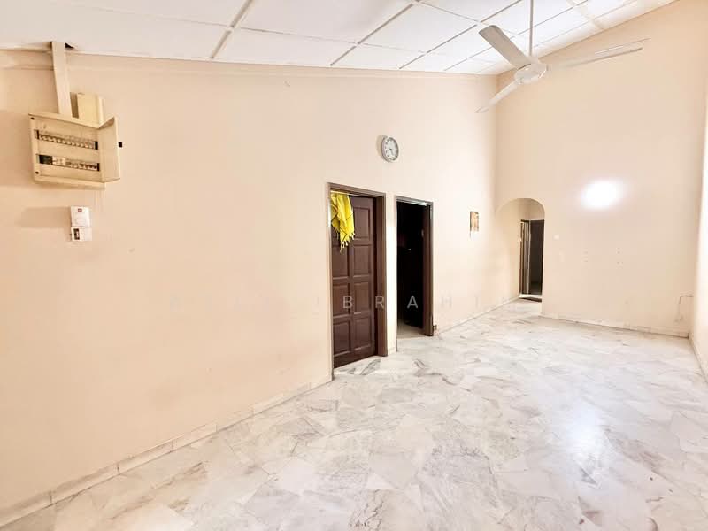 1-storey Terraced House for Sale in Bandar Baru Sungai Buloh (Sungai Buloh) - Azli Ibrahim - Living Room - PropertyGuru.com.my