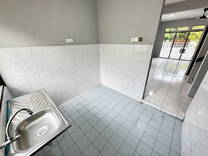 Rumah Teres 2 Tingkat untuk Dijual di Taman Dahlia (Sepang) - Muhd Ajwad - Kitchen - PropertyGuru.com.my