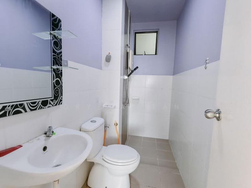 Kediaman Servis untuk Dijual di Jentayu Residensi @ Tampoi - Crystal Tan - Bathroom - PropertyGuru.com.my