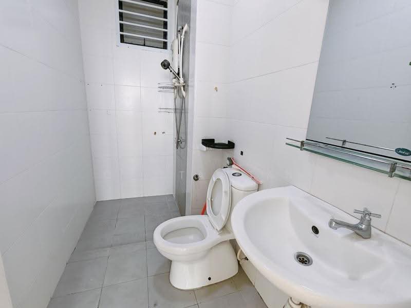 Kediaman Servis untuk Dijual di Jentayu Residensi @ Tampoi - Crystal Tan - Bathroom - PropertyGuru.com.my