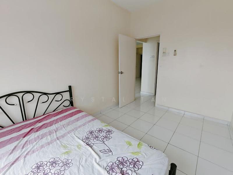 Kediaman Servis untuk Dijual di Jentayu Residensi @ Tampoi - Crystal Tan - Bedroom - PropertyGuru.com.my