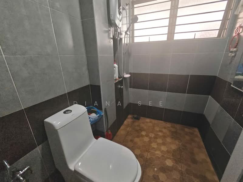 Semi-Detached House for Sale in Taman Aman Perdana (Kapar) - Diana See - Bathroom - PropertyGuru.com.my