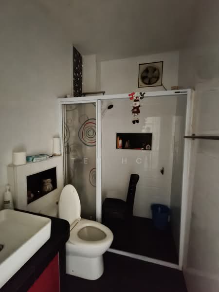 Rumah Berkembar untuk Dijual di Taman Bukit Beruang Indah (Bukit Baru) - Teh HC - Bathroom - PropertyGuru.com.my