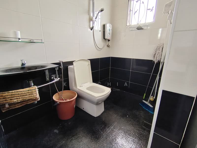 Rumah Teres 2 Tingkat untuk Dijual di Rawang Perdana 2 (Rawang) - Kim Chia - Bathroom - PropertyGuru.com.my