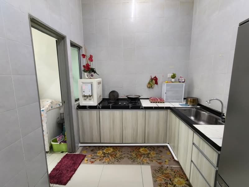 Semi-Detached House for Sale in Bandar Saujana Putra (Tanjong Duabelas) - Kent Fatt - Kitchen - PropertyGuru.com.my
