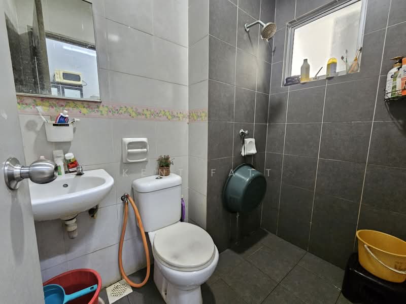 Semi-Detached House for Sale in Bandar Saujana Putra (Tanjong Duabelas) - Kent Fatt - Bathroom - PropertyGuru.com.my