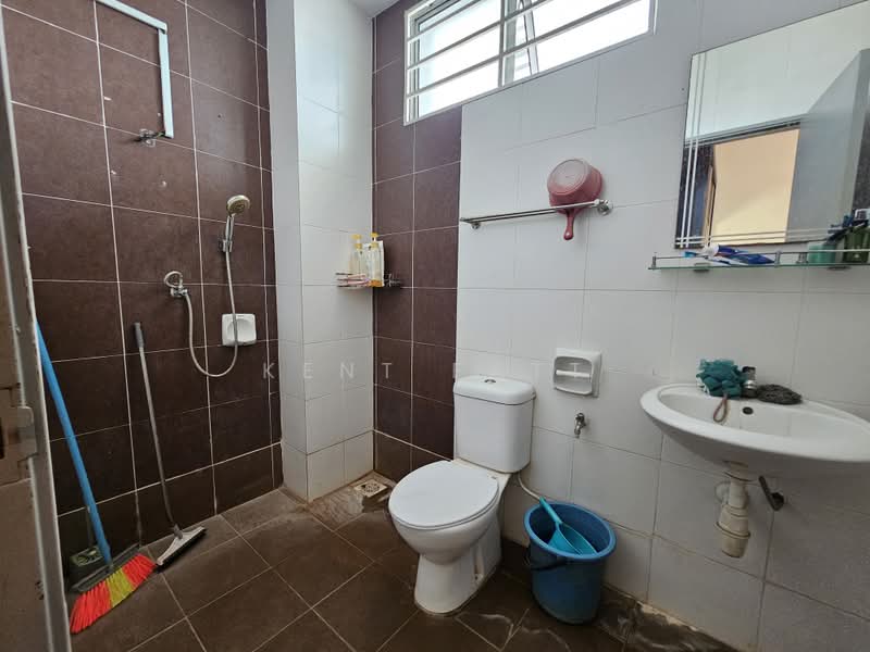 Semi-Detached House for Sale in Bandar Saujana Putra (Tanjong Duabelas) - Kent Fatt - Bathroom - PropertyGuru.com.my