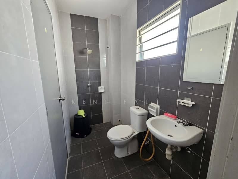 Semi-Detached House for Sale in Bandar Saujana Putra (Tanjong Duabelas) - Kent Fatt - Bathroom - PropertyGuru.com.my