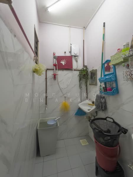 Rumah Flat untuk Dijual di Pangsapuri Meranti - Mohd Yunos Bin A.Karim - Bathroom - PropertyGuru.com.my