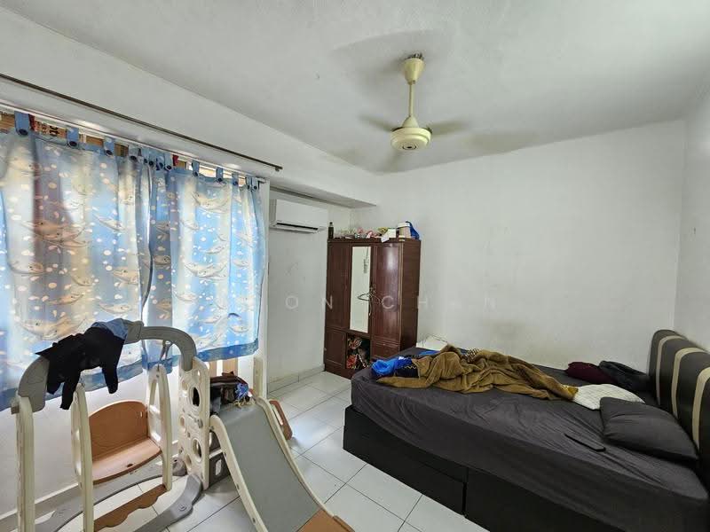 Pangsapuri untuk Dijual di Perdana Court - Eason Chan - Bedroom - PropertyGuru.com.my