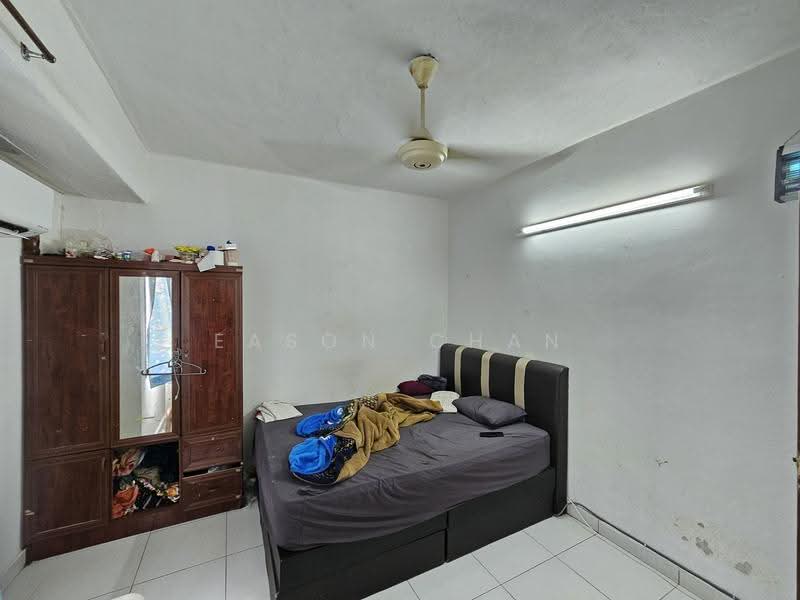 Pangsapuri untuk Dijual di Perdana Court - Eason Chan - Bedroom - PropertyGuru.com.my