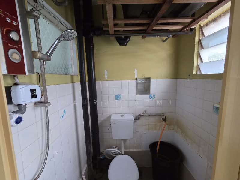 Apartment for Rent at PKNS Seksyen 24 - Hairul Azmi - Bathroom - PropertyGuru.com.my