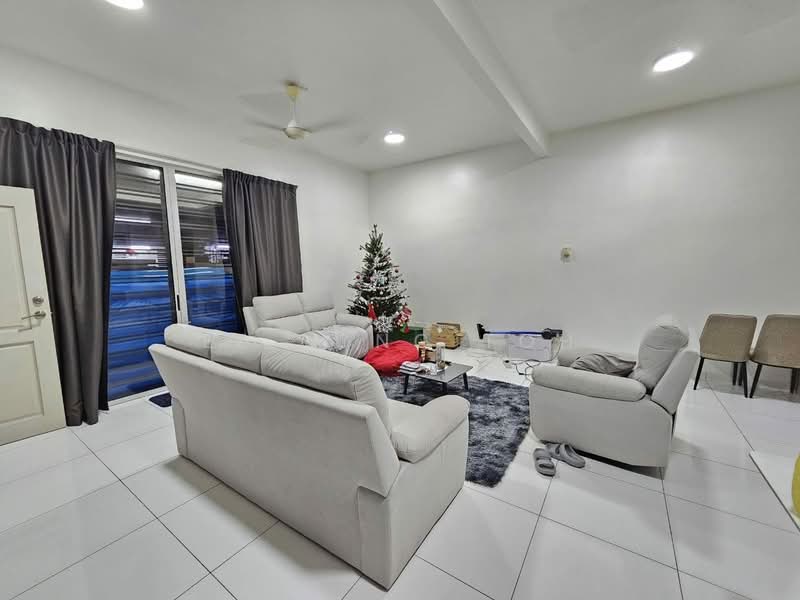 2-storey Terraced House for Sale in Taman Pelangi Indah (Ulu Tiram) - Ee Fong Toh - Living Room - PropertyGuru.com.my