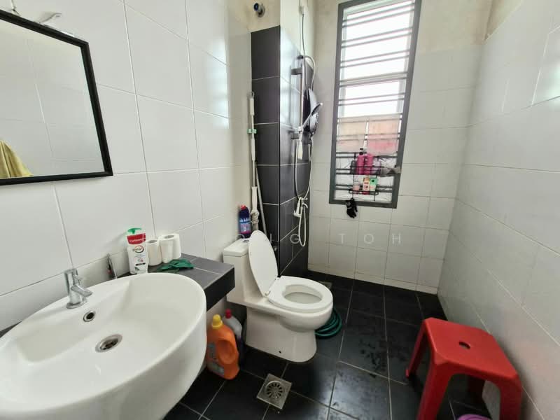 2-storey Terraced House for Sale in Taman Pelangi Indah (Ulu Tiram) - Ee Fong Toh - Bathroom - PropertyGuru.com.my