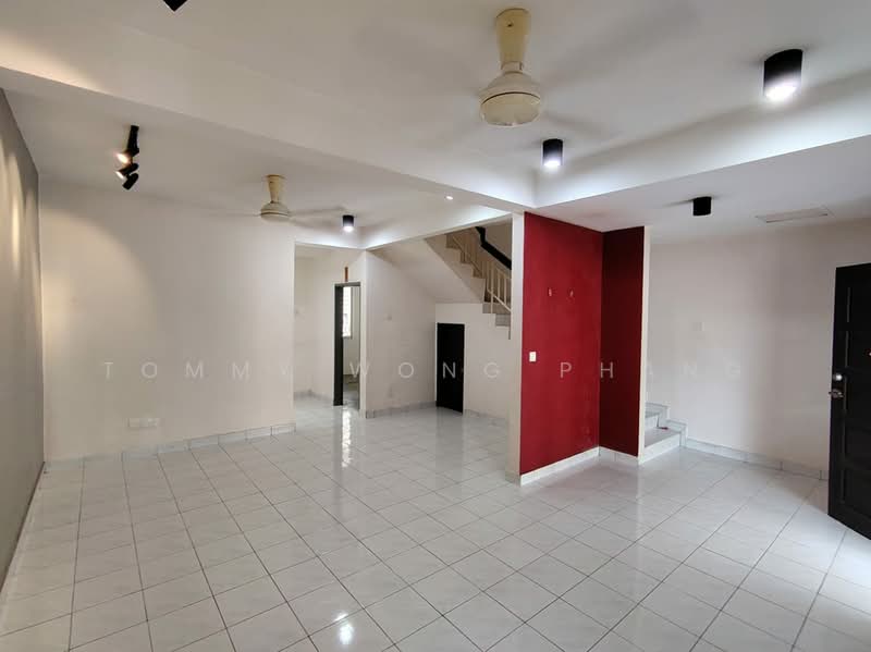 Rumah Teres 2 Tingkat untuk Dijual di Taman Puncak Jalil (Seri Kembangan) - Tommy Wong Phang - Living Room - PropertyGuru.com.my