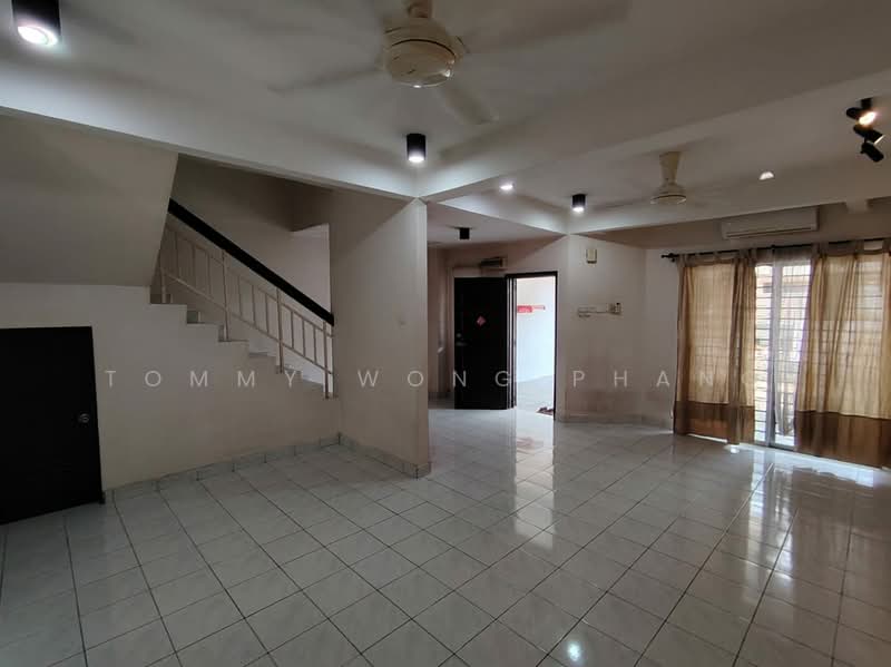 Rumah Teres 2 Tingkat untuk Dijual di Taman Puncak Jalil (Seri Kembangan) - Tommy Wong Phang - Living Room - PropertyGuru.com.my