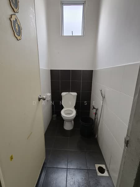 Kedai untuk Disewa di Bandar Indahpura (Kulai) - Danny See - Bathroom - PropertyGuru.com.my