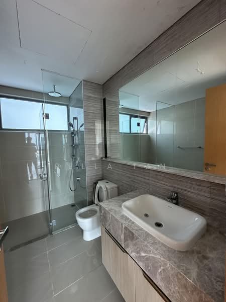 Servis Apartment untuk Dijual di Southern Marina Residences - Bella Tan - Bathroom - PropertyGuru.com.my