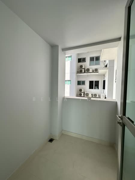 Servis Apartment untuk Dijual di Southern Marina Residences - Bella Tan - Balcony - PropertyGuru.com.my