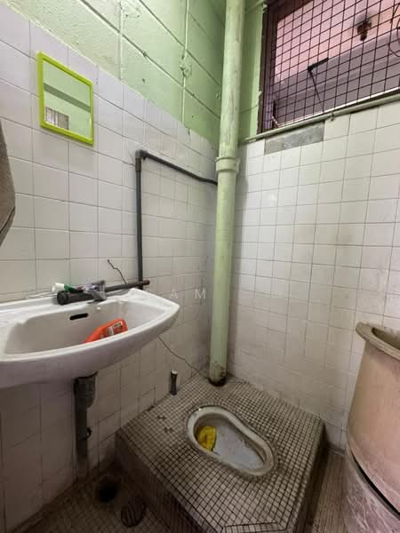Flat for Sale at Rumah Pangsa Menglembu - Sam . - Bathroom - PropertyGuru.com.my