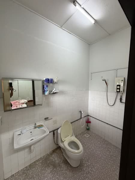 2-storey Terraced House for Sale in Taman Salak Selatan (Salak South) - Robin Tchong - Bathroom - PropertyGuru.com.my