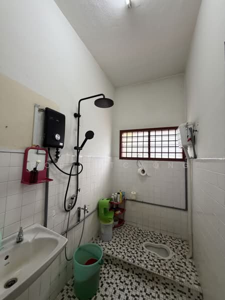 2-storey Terraced House for Sale in Taman Salak Selatan (Salak South) - Robin Tchong - Bathroom - PropertyGuru.com.my