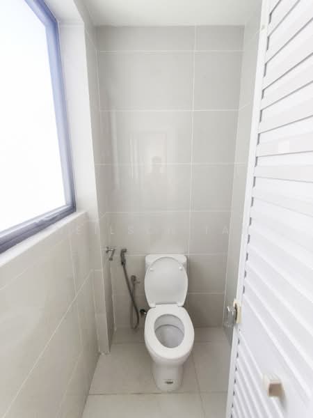 Condominium for Sale at Kings Bay @ Country Garden Danga Bay - Neilson Tan - Bathroom - PropertyGuru.com.my