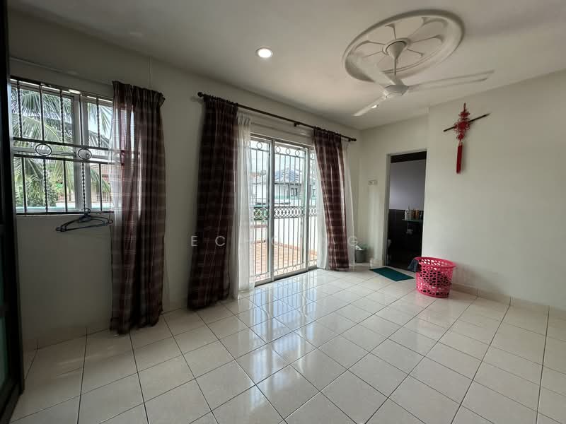 Semi-Detached House for Sale in Bandar Putra Permai (Seri Kembangan) - Echo Ng - Living Room - PropertyGuru.com.my