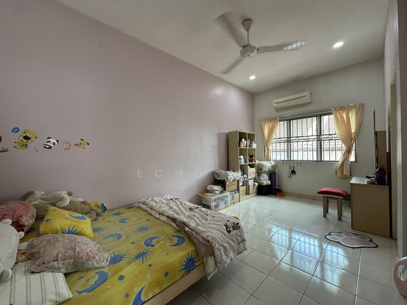 Semi-Detached House for Sale in Bandar Putra Permai (Seri Kembangan) - Echo Ng - Bedroom - PropertyGuru.com.my