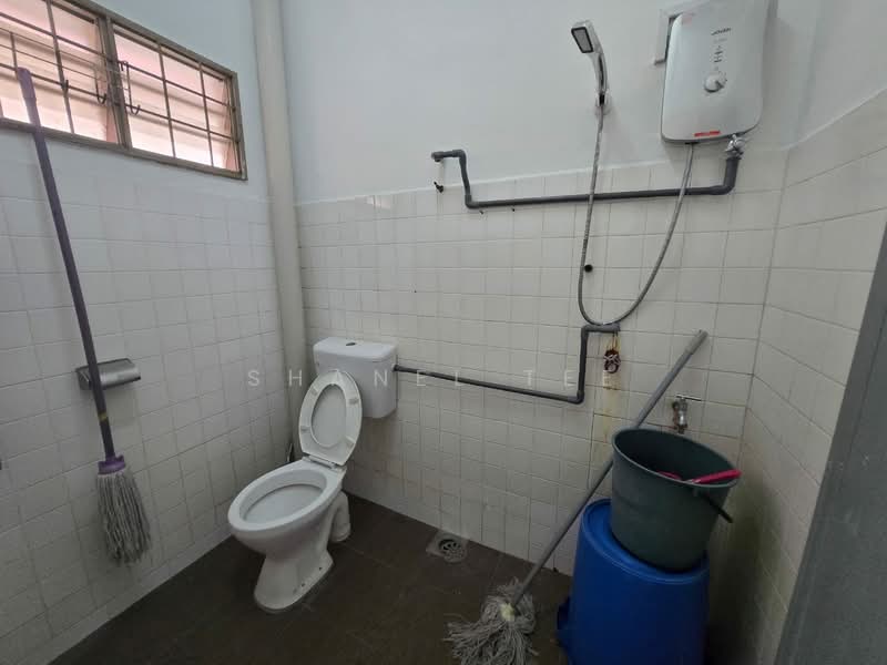 Rumah Teres 2 Tingkat untuk Dijual di Taman Titiwangsa (Kluang) - Shanel Tee - Bathroom - PropertyGuru.com.my