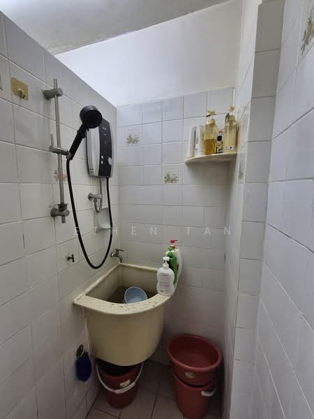 Pangsapuri untuk Dijual di Krystal Idaman - Ethen Tan - Bathroom - PropertyGuru.com.my