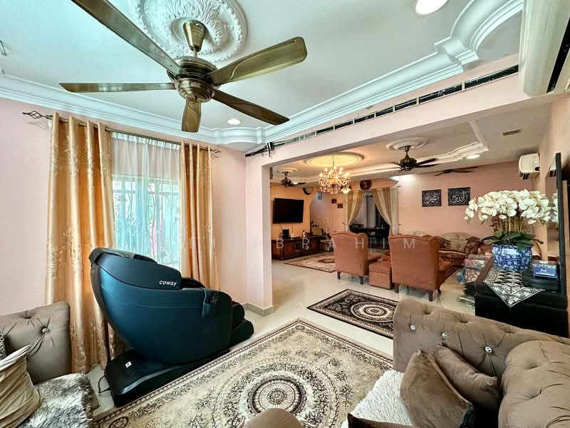 Rumah Teres 2 Tingkat untuk Dijual di Taman Lestari Perdana (Seri Kembangan) - Azli Ibrahim - Living Room - PropertyGuru.com.my