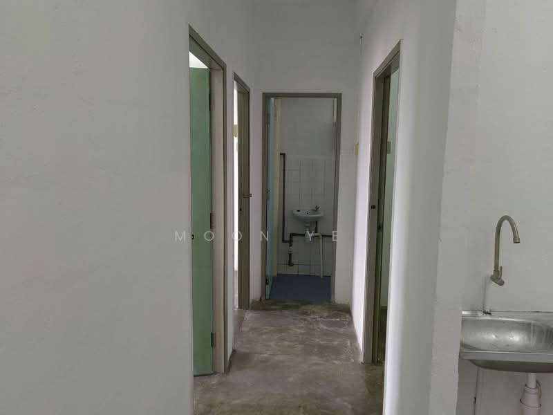 Rumah Flat untuk Dijual di Taman Sungai Besi Indah - Moon Yee - Corridor - PropertyGuru.com.my