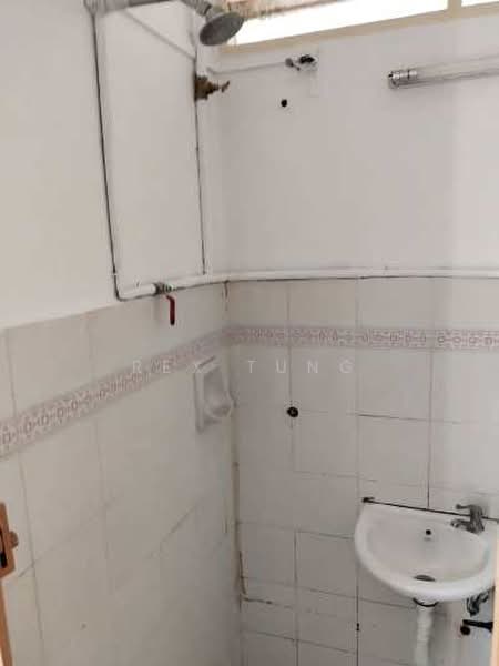 Pangsapuri untuk Dijual di Ferringhi Mutiara Apartment - Rex Tung - Bathroom - PropertyGuru.com.my