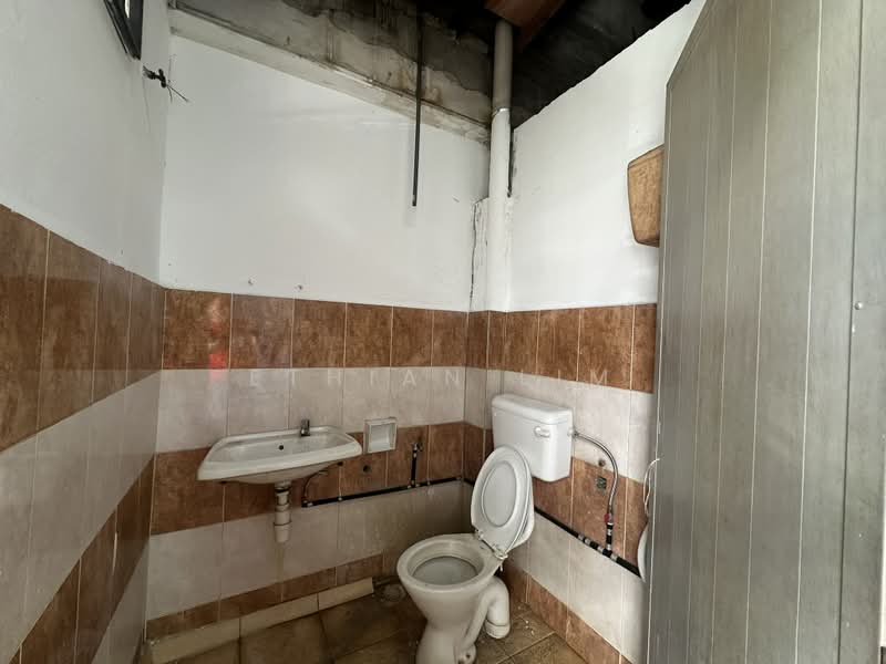 Kilang untuk Disewa di Taman Sungai Besi (Salak South) - Lim Ee Thian - Bathroom - PropertyGuru.com.my