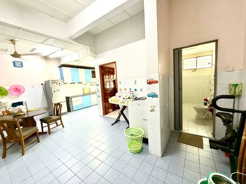 1-storey Terraced House for Sale in Taman Kampung Majid (Kluang) - Shanel Tee - Kitchen - PropertyGuru.com.my