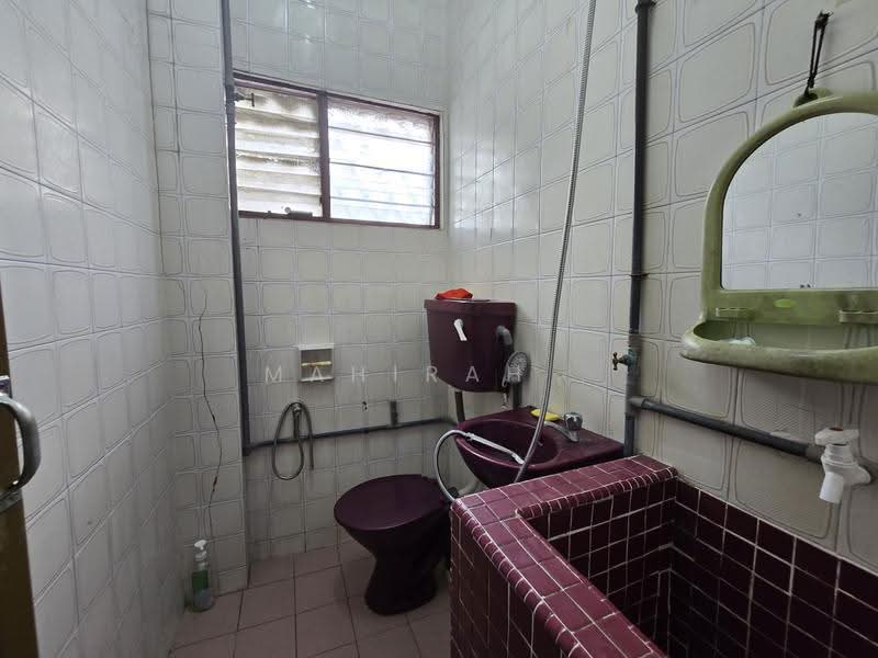 Rumah Teres 2-Tingkat untuk Dijual di Taman Cempaka (Ampang) - Mahirah . - Bathroom - PropertyGuru.com.my