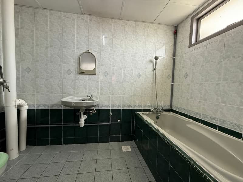 Pangsapuri untuk Dijual di Sri Intan 2 - Kerry Tam - Bathroom - PropertyGuru.com.my