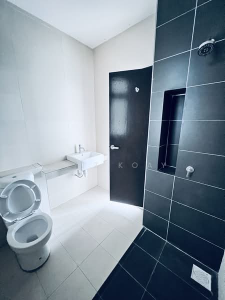 Service Residence for Sale at 8Scape Residence @ Sutera - Zenz Koay - Bathroom - PropertyGuru.com.my