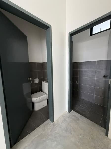 Warehouse for Rent in Kulai (Johor) - Jim Chee - Bathroom - PropertyGuru.com.my