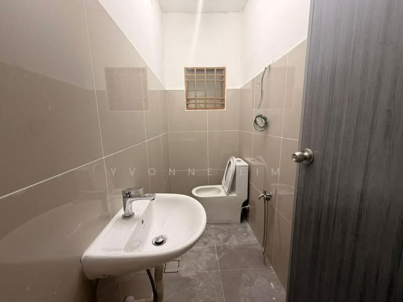 Rumah Teres 2 Tingkat untuk Dijual di Taman Puteri Wangsa (Ulu Tiram) - Yvonne Lim - Bathroom - PropertyGuru.com.my